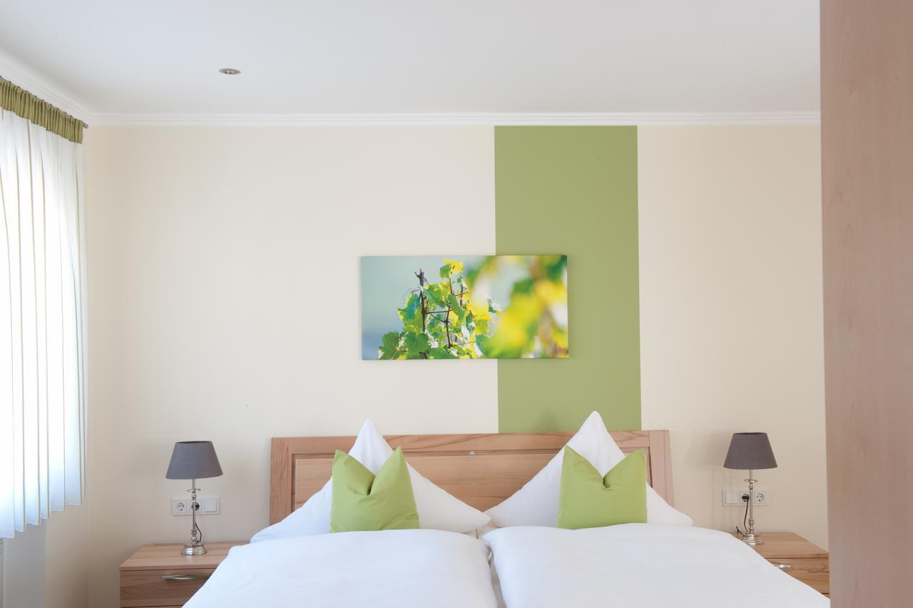 Weingut Hees - Landgasthof Zum Jaeger Aus Kurpfalz Auen Room photo