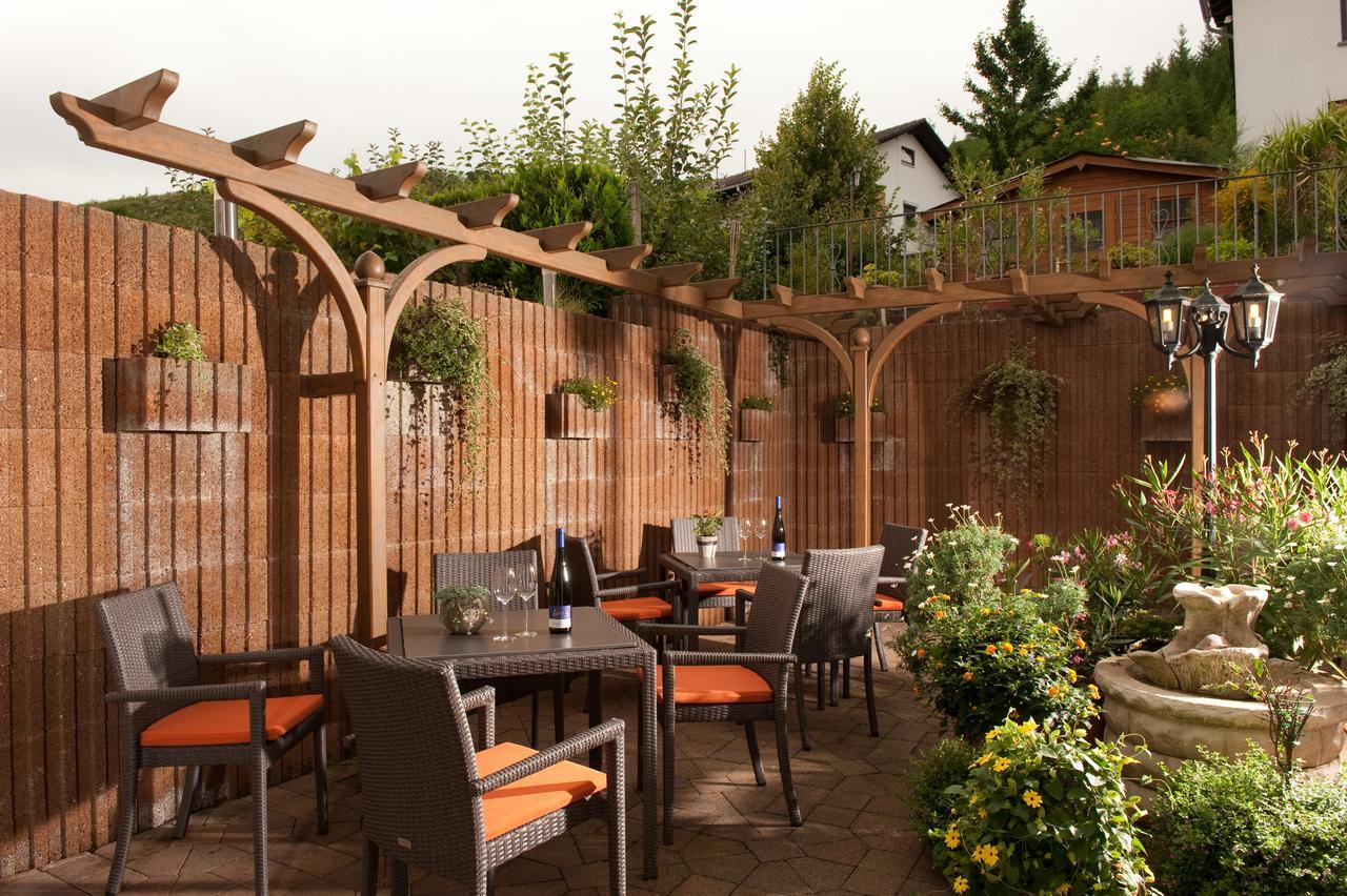 Weingut Hees - Landgasthof Zum Jaeger Aus Kurpfalz Auen Exterior photo