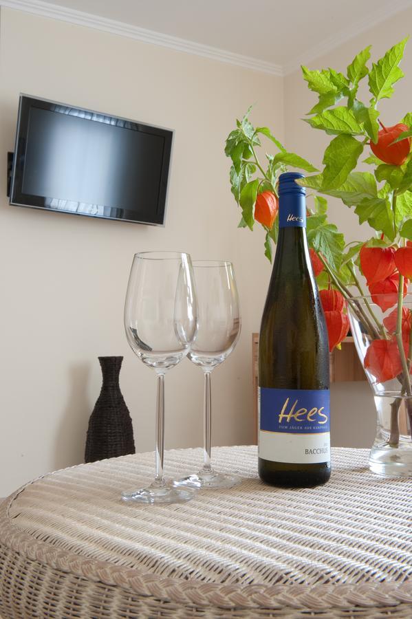 Weingut Hees - Landgasthof Zum Jaeger Aus Kurpfalz Auen Room photo